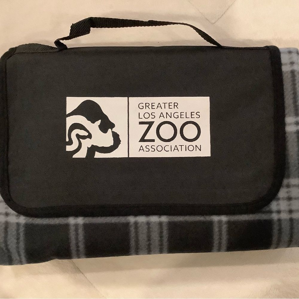 L.A. Zoo VIP Member Gift Bag- Stuffies- Blanket- brochure- Scarf Special Edition - Picture 4 of 9